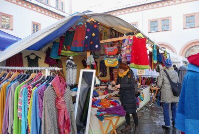 Winterliches Flair prägt Augustusburger Kunsthandwerkermarkt - Auch handgefertigte Textilien durften nicht fehlen. Foto: Andreas Bauer