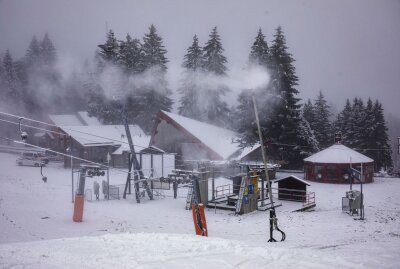 Wintermärchen nach Schneefällen im Erzgebirge - Die Schneekanonen laufen in Oberwiesenthal. Foto: Bernd März