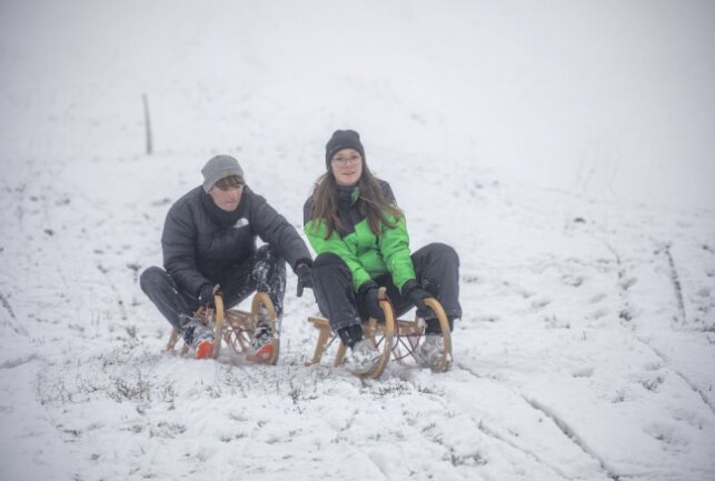 Wintermärchen nach Schneefällen im Erzgebirge - Die Schneekanonen laufen in Oberwiesenthal. Foto: Bernd März
