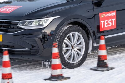 Winterreifen-Test: Sicherheit hat ihren Preis - Um die Fahreigenschaften genau zu untersuchen, wurden die Reifen sowohl auf schneebedeckter Fahrbahn bei Minusgraden im finnischen Arctic Center Ivalo als auch auf der Teststrecke von Goodyear im französischen Mireval getestet.