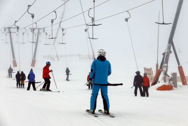 Winterspaß am Fichtelberg: Skigebiet in Oberwiesenthal öffnet erneut - Die Lifte laufen wieder. Foto: Thomas Fritzsch/PhotoERZ