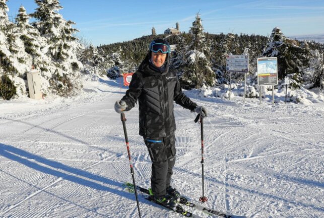 Winterspaß am Fichtelberg: Skigebiet in Oberwiesenthal öffnet erneut - Skisprunglegende Jens Weißflog war am Mittwochmorgen einer der ersten Skifahrer auf dem Fichtelberg-Skihang. Foto: Thomas Fritzsch/PhotopERZ