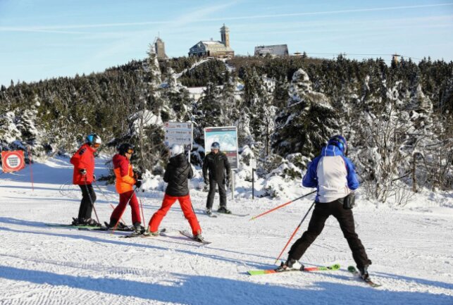 Winterspaß am Fichtelberg: Skigebiet in Oberwiesenthal öffnet erneut - Das Skigebiet im Kurort Oberwiesenthal hat wieder geöffnet. Foto: Thomas Fritzsch/PhotoERZ