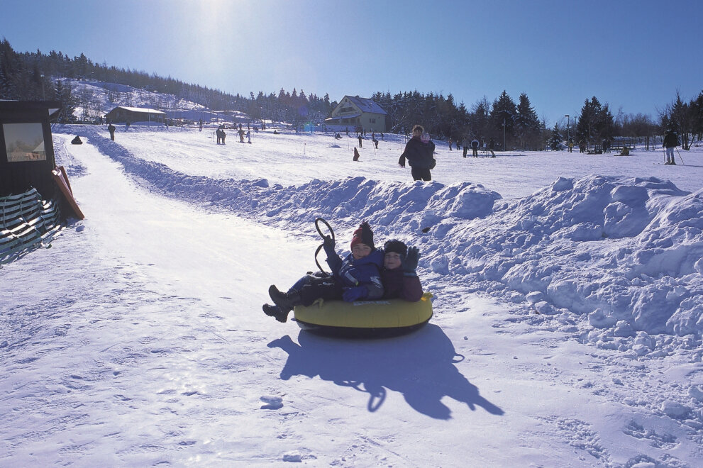 Die Wintersportgebiete im Vogtland, Erzgebirge, der Sächsischen Schweiz und der Oberlausitz sind der Anziehungspunkt für Skifahrer, Rodler und Winterwanderer. Das Erzgebirge ist vor allem für die Freunde alpinen Skivergnügens Anziehungspunkt Nummer 1.