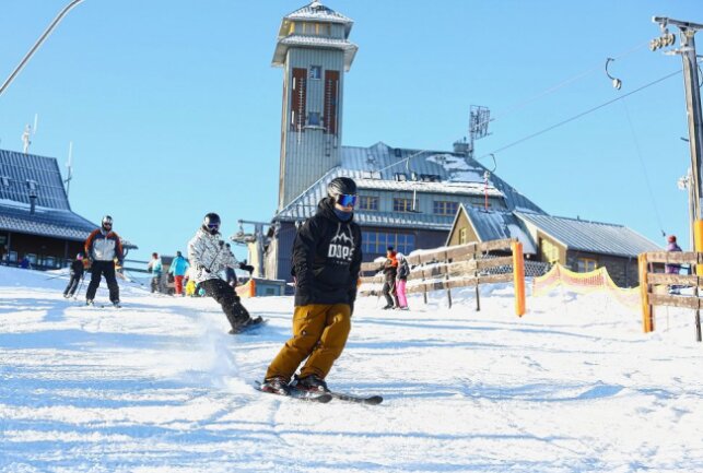 Seit Samstag sind die Skilifte in den Wintersportorten der Region in Betrieb. Foto: Thomas Fritzsch/PhotoERZ