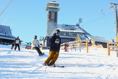 Wintersport-Saison am Fichtelberg gestartet - Seit Samstag sind die Skilifte in den Wintersportorten der Region in Betrieb. Foto: Thomas Fritzsch/PhotoERZ