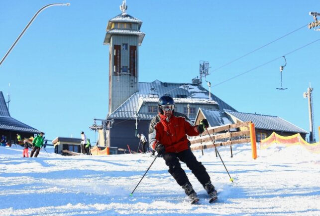 "Ski Heil!" heißt es seit dem Morgen des 15. Januar wieder im Wintersportort Oberwiesenthal. Foto: Thomas Fritzsch/PhotoERZ