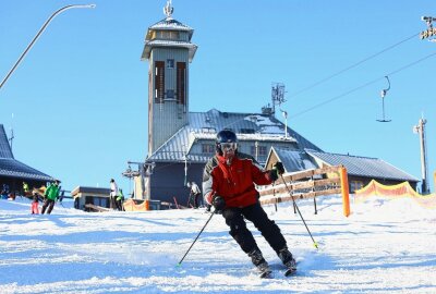 Wintersport-Saison am Fichtelberg gestartet - "Ski Heil!" heißt es seit dem Morgen des 15. Januar wieder im Wintersportort Oberwiesenthal. Foto: Thomas Fritzsch/PhotoERZ