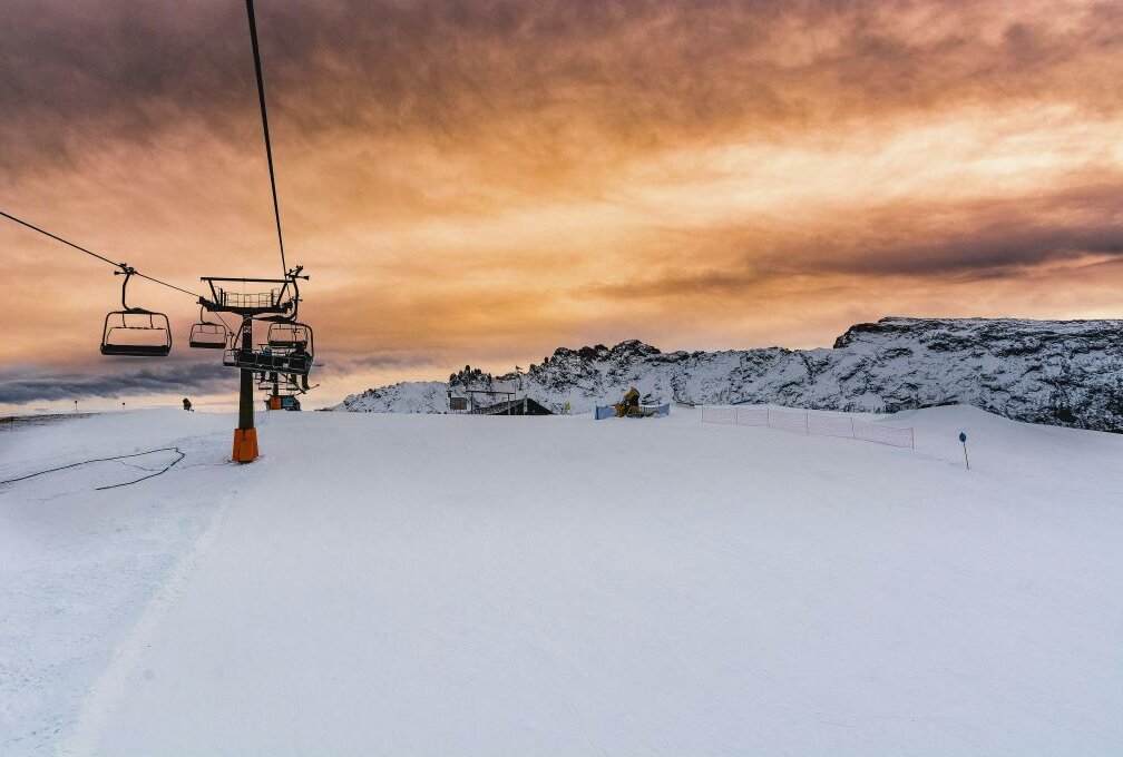 Wintersport trotz Corona: So geht es in der Region - Abfahrtski ist in Sachsen nicht möglich, in Tschechien haben die Skilifte unter 2G-Bedingungen geöffnet. Symbolbild: Unsplash