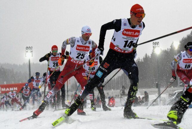 Wintersportfans aufgepasst: Springen ist für heute angesetzt - Eric Frenzel vom SSV Geyer (14) ist beim Lauf Dritter geworden. Foto: Ralf Wendland