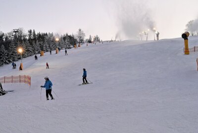 Wintersportler, aufgepasst: Der Eibenstocker Gletscher ruft - In der Skiarena Eibenstock ist Skibetrieb möglich. Foto: Ralf Wendland