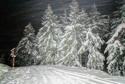 Wintertraum auf dem Fichtelberg: Neuschnee sorgt für malerisches Landschaftsbild - Knackig kalte minus 10 Grad und Neuschnee herrschen auf dem Fichtelberg. Foto: André März