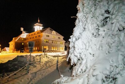 Wintertraum auf dem Fichtelberg: Neuschnee sorgt für malerisches Landschaftsbild - Knackig kalte minus 10 Grad und Neuschnee herrschen auf dem Fichtelberg. Foto: André März