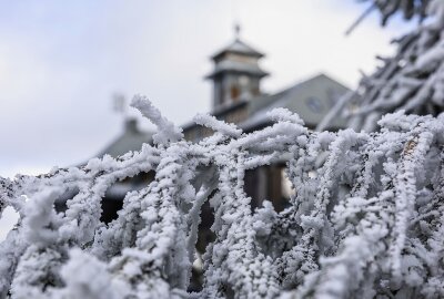 Wintervorboten auf dem Fichtelberg: Dauerfrost, Schnee und Eis - Auf dem Fichtelberg hat es geschneit. Foto: Bernd März