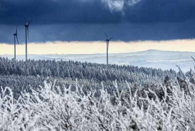Wintervorboten auf dem Fichtelberg: Dauerfrost, Schnee und Eis - Der Fichtelberg in weiß. Foto: Bernd März