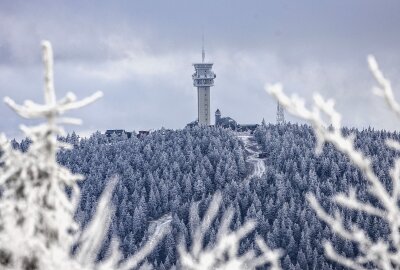 Wintervorboten auf dem Fichtelberg: Dauerfrost, Schnee und Eis - Blick zum Keilberg. Foto: Bernd März