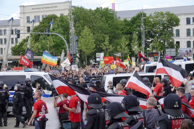 1300 Gegendemonstranten stellten sich den 270 Teilnehmern vom "Tag der deutschen Zukunft" entgegen. Ein Großaufgebot der Polizei schirmte die Gruppen voneinander ab. 