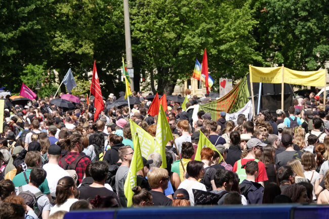 1300 Gegendemonstranten stellten sich den 270 Teilnehmern vom "Tag der deutschen Zukunft" entgegen. Ein Großaufgebot der Polizei schirmte die Gruppen voneinander ab.