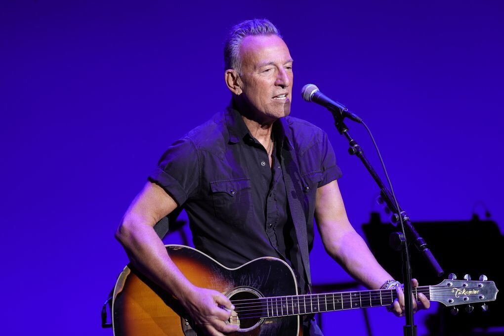 "Wir sind untröstlich": Bruce Springsteen muss Konzerte verschieben - Auf der Bühne wird man Bruce Springsteen vorerst nicht sehen. Gesundheitlich bedingt musste der "Boss" nun eine Reihe von Konzerten verschieben.