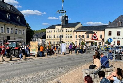 "Wir sind Zwönitz" zeigt der Bergstadt "wahres Gesicht" - In der Innenstadt von Zwönitz läuft die Versammlung "Wir sind Zwönitz" mit der man ein positives Zeichen setzen will. Foto: Ralf Wendland