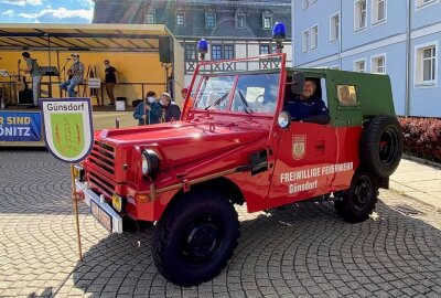 "Wir sind Zwönitz" zeigt der Bergstadt "wahres Gesicht" - Der Feuerwehrverein Günsdorf ist mit einem historischen Fahrzeug vorgefahren. Foto: Ralf Wendland