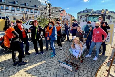 "Wir sind Zwönitz" zeigt der Bergstadt "wahres Gesicht" - Die Zwönitzer setzen mit der Versammlung heute ein positives Zeichen. Foto: Ralf Wendland
