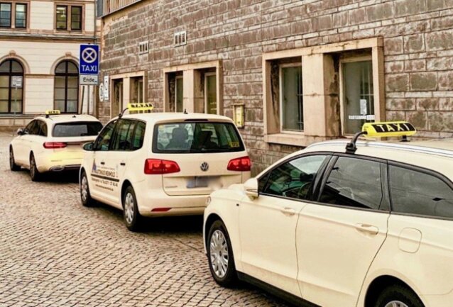 Wird Taxifahren in Chemnitz bald teurer? - Die Taxibetriebe haben eine Erhöhung der Gebühren gefordert, weil sie mit steigenden Kosten, unter anderem für Benzin, zu kämpfen haben. Foto: Steffi Hofmann