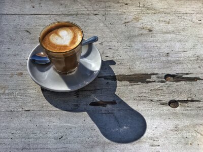 Wirkung und Genuss: So gesund ist Kaffee - Mit viel Liebe und Milchschaum zubereitet.