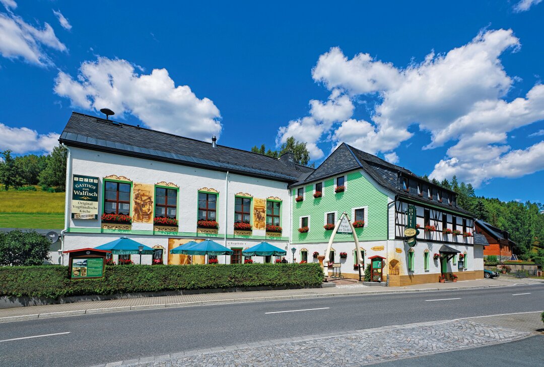 Wirtsleute feiern Jubiläum in vogtländischem Traditionslokal - Blick auf das Hotel "Gasthof zum Walfisch" in Zwota, Klingenthaler Straße 48. Foto: privat