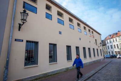 Wismar: Im "Kittchen" sind bald Zimmer frei - Vergitterte Hotelzimmerfenster werden in der ehemalige Jugend-Arrestanstalt nach dem Umbau zum Hostel "Das Kittchen" erhalten und einen außergewöhnlichen Ausblick ermöglichen.