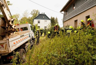 Wittgensdorf: LKW-Fahrer verliert Kontrolle und rutscht Abhang hinab - LKW rutschte ab. Foto: ChemPic