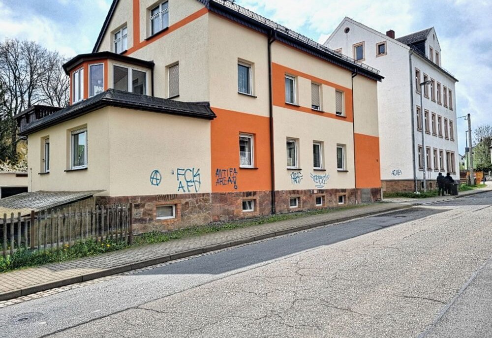 Wittgensdorf: Unbekannte beschmieren Häuserfassaden - Unbekannte beschmieren Fassaden in Wittgensdorf. Foto: Harry Härtel