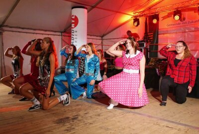Witzschdorfer Funkengarde weckt Begeisterung - Für ihren Auftritt erhielten die jungen Tänzerinnen großen Applaus. Foto: Andreas Bauer