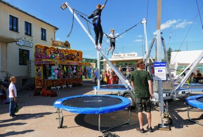 Witzschdorfer Funkengarde weckt Begeisterung - Großer Beliebtheit erfreute sich das Trampolin auf dem Festplatz. Foto: Andreas Bauer