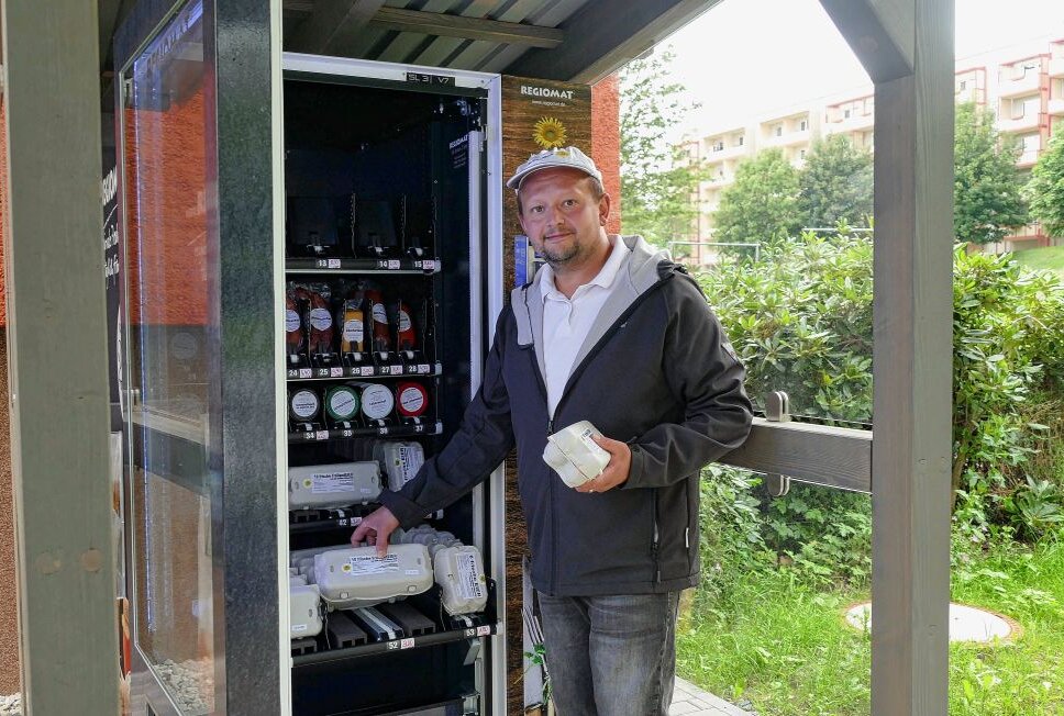 Fast täglich füllt Benjamin Kirsch den Regiomaten in Zschopau mit frischen Eiern auf. Foto: Andreas Bauer