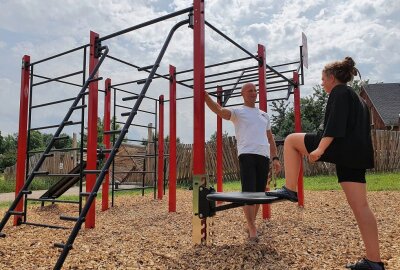 Witzschdorfer will mit Fitnesstower in Chemnitz viel bewegen - Mitunter gibt er selbst Anleitung, damit Sportler ab 14 Jahren dort trainieren können. Foto: Andreas Bauer