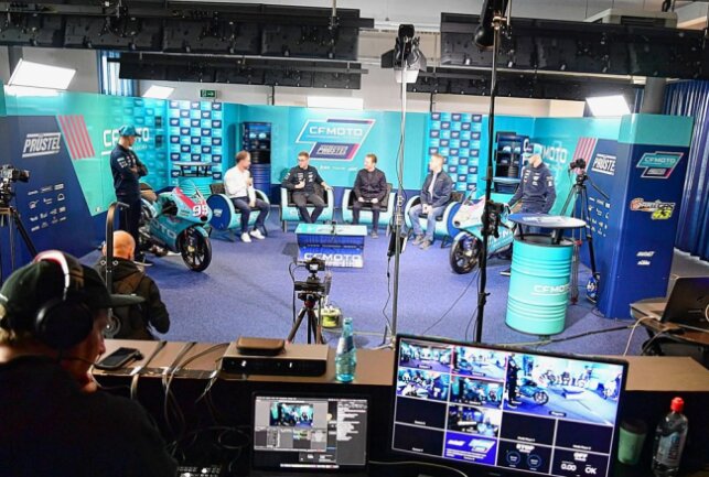 Für den Live-Stream wurde das Pressezentrum des Sachsenrings zum Fernsehstudio umfunktioniert. Foto: Thorsten Horn