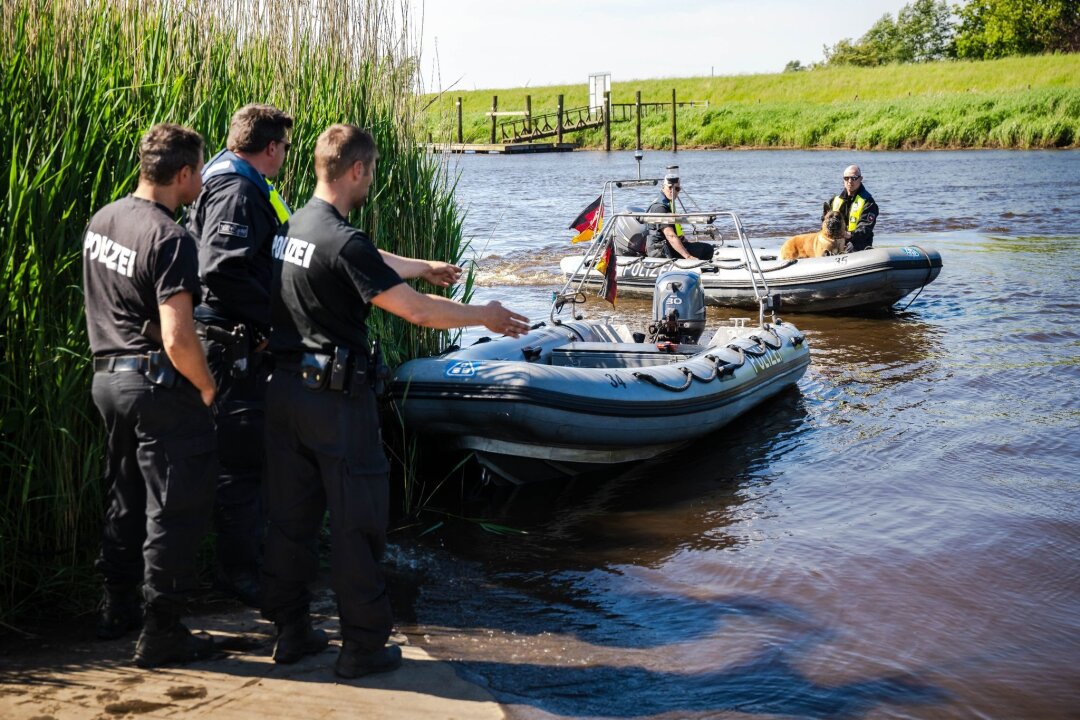 Wo ist Arian? - Suche nach vermisstem Jungen ohne Erfolg - Einsatzkräfte der Polizei fahren bei der Suche nach dem vermissten Arian mit Spürhunden auf Schlauchbooten über die Oste.