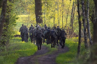 Wo ist der kleine Arian? - Suche dauert an - Rund 200 Soldaten der Bundeswehr suchten in kleinen Gruppen und mit Nachtsichtgeräten nach dem Jungen.