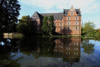 Wo Radler Pedalritter sind: Wasserburgen-Tour im Rheinland - Schloss Bedburg: In der gleichnamigen Stadt kann man die beschriebene Tagesetappe der Wasserburgen-Route starten.