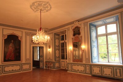 Wo Radler Pedalritter sind: Wasserburgen-Tour im Rheinland - Wurde über acht Jahre lang restauriert: Saal im Schloss Gymnich.