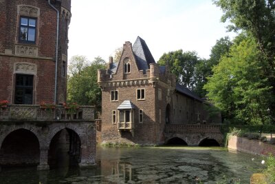 Wo Radler Pedalritter sind: Wasserburgen-Tour im Rheinland - Hat seine Ursprünge im 12. Jahrhundert: Schloss Bedburg in der nach ihr benannten Stadt Bedburg.