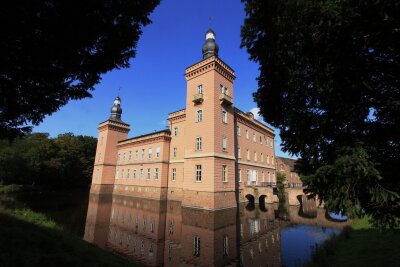 Wo Radler Pedalritter sind: Wasserburgen-Tour im Rheinland - Umgeben von Wasser und einem englischen Landschaftspark: Schloss Gracht in Erftstadt, das als eines der schönsten Wasserschlösser an der Route gilt.