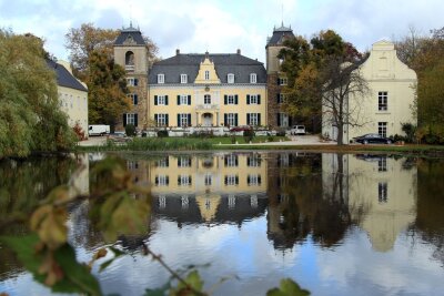 Wo Radler Pedalritter sind: Wasserburgen-Tour im Rheinland - Bekanntes Bauwerk in Euskirchen: Burg Flamersheim aus dem 13. Jahrhundert empfängt auch Übernachtungsgäste.