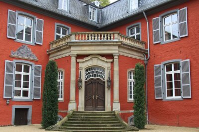 Wo Radler Pedalritter sind: Wasserburgen-Tour im Rheinland - Frisch renoviert: Schloss Gymnich - hier das Eingangsportal.