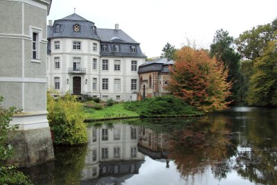 Wo Radler Pedalritter sind: Wasserburgen-Tour im Rheinland - Schloss Türnich: Die Schlosskapelle von 1895 kann bei Führungen besucht werden. Großteile der Burganlage sind baufällig.