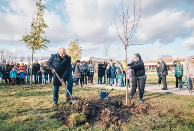 Wo sich Apfelbäume in Chemnitz "versammeln" - Im Herbst 2021 wurden am Terra Nova Campus auf dem Sonnenberg die ersten Apfelbäume entlang der entstehenden Route der Europäischen Parade der Apfelbäume gepflanzt. Foto: Ernesto Uhlmann