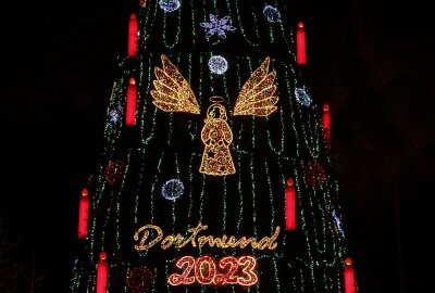 Wo steht der "Größte Weihnachtsbaum" der Welt? - In Dortmund steht der größte Weihnachtsbaum der Welt. Foto: Maik Bohn