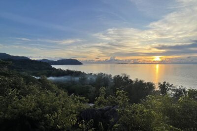 Wo Thailands Inseln noch einsam sind - Herrliches Panorama: Ausblick vom "Cliff View Point" aus.