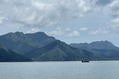 Wo Thailands Inseln noch einsam sind - Von Inseln umgeben: Blick von der Bucht von Pante Malacca aufs Wasser.